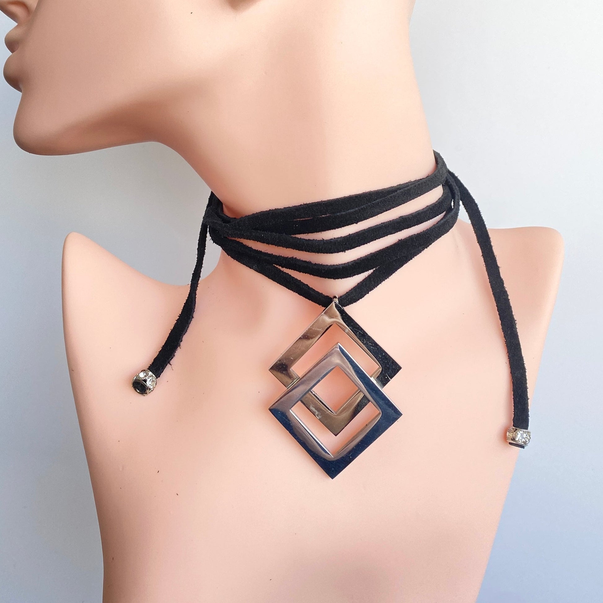 Choker Cuero Negro Plateado