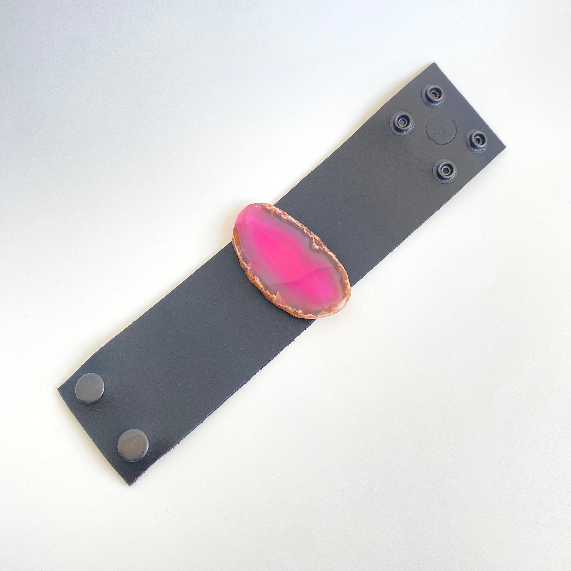 Brazalete Negro Ágata Fucsia