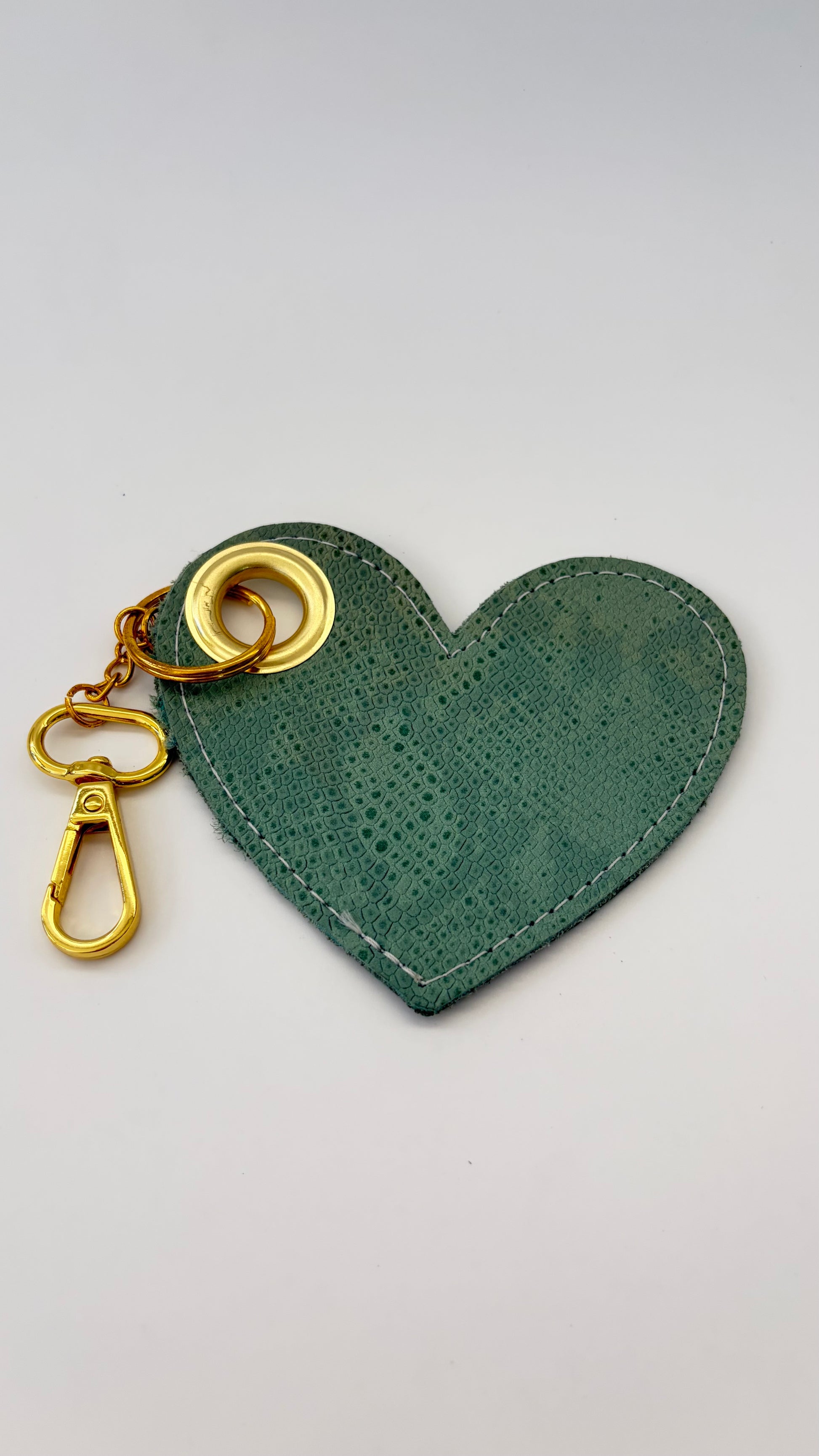 Llavero de cuero corazón Verde con Dorado