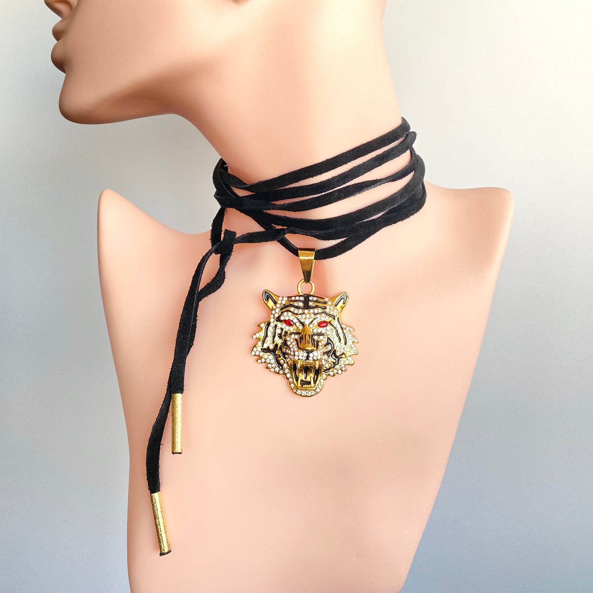 Choker Cuero Negro Dorado