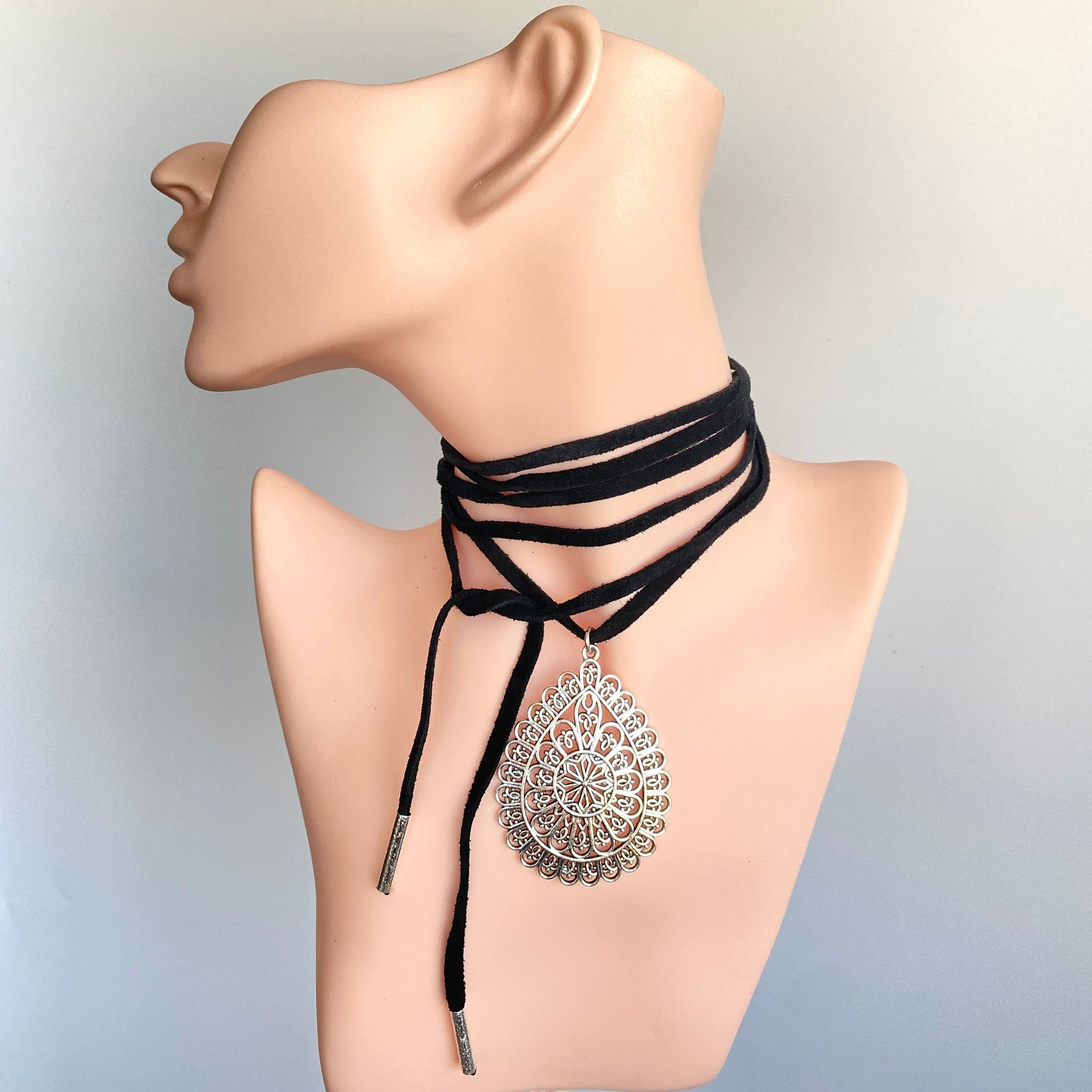 Choker Cuero Negro Plateado