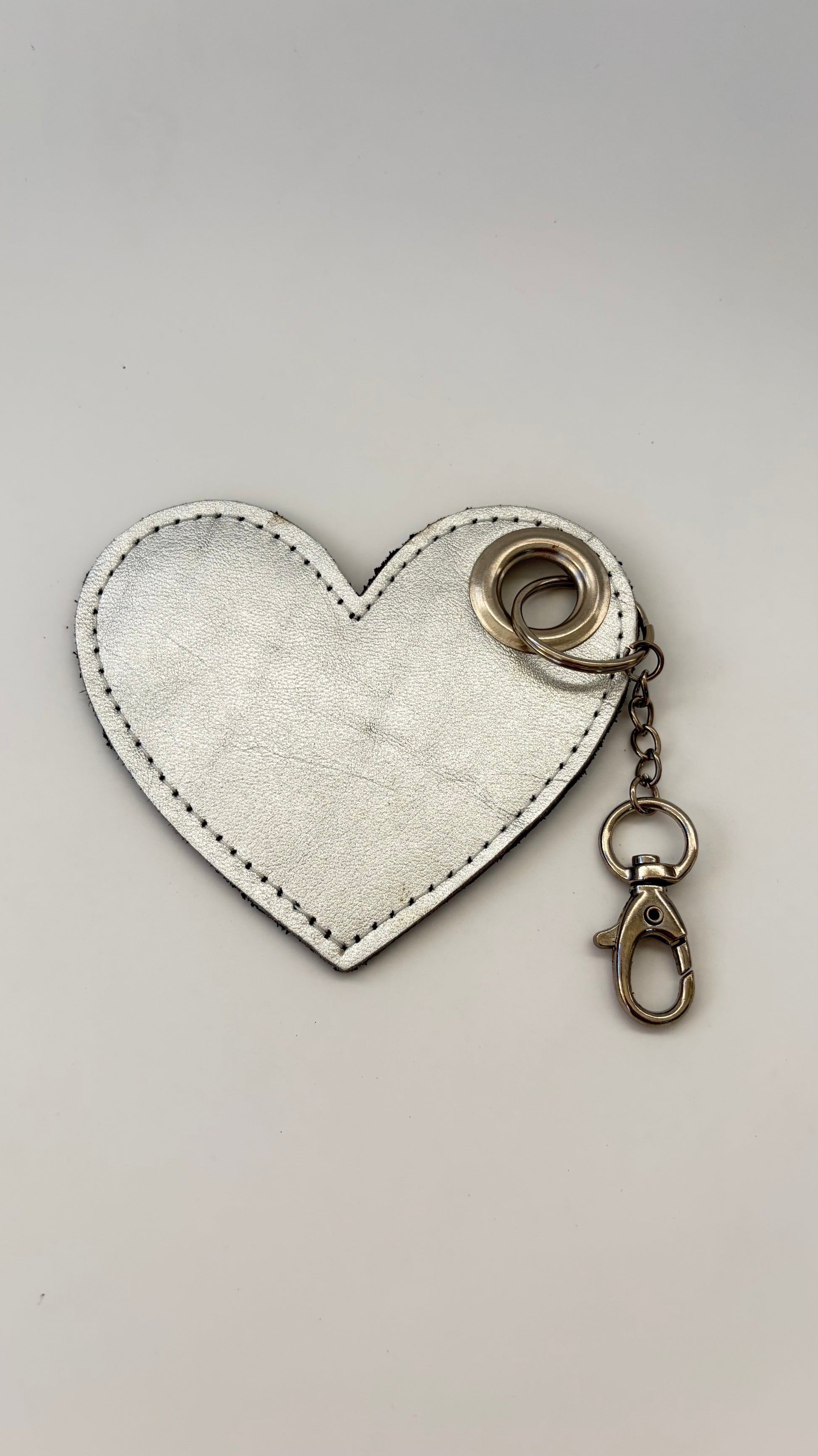 Llavero de cuero corazón Plateado