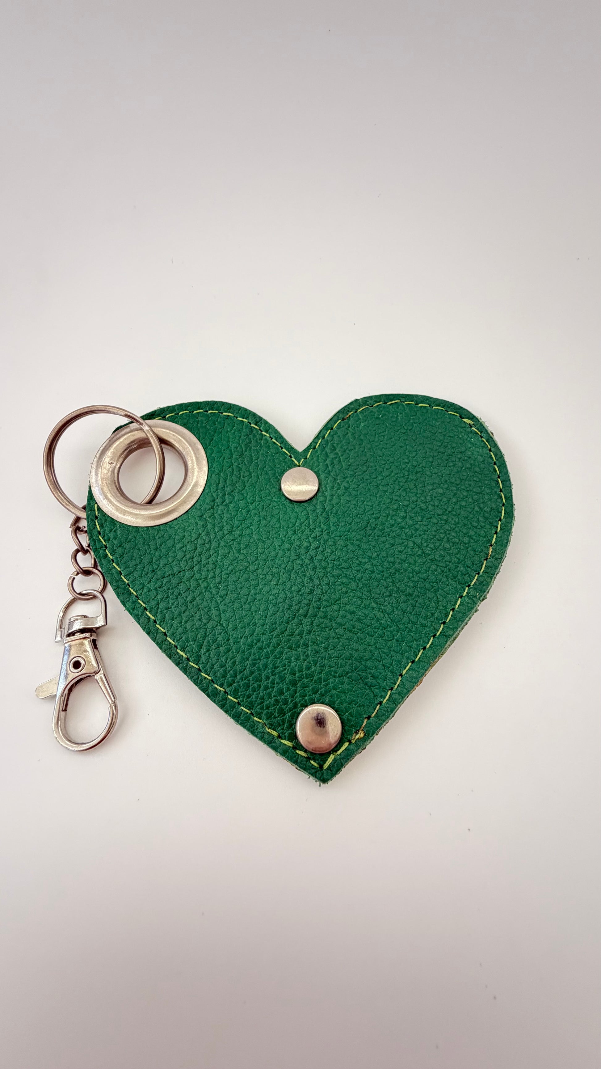 Llavero de cuero corazón Verde con Plateado