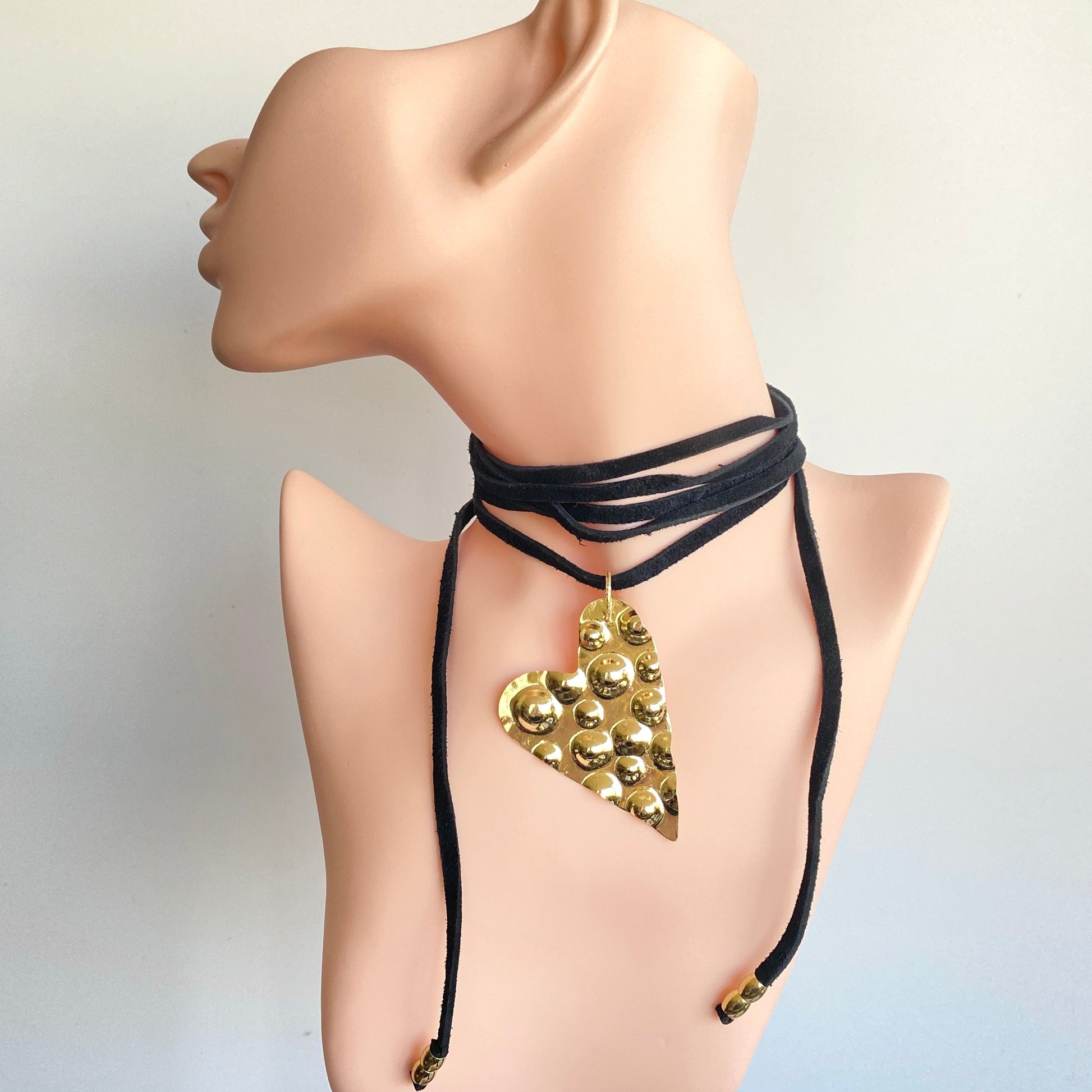 Choker Cuero Negro Dorado