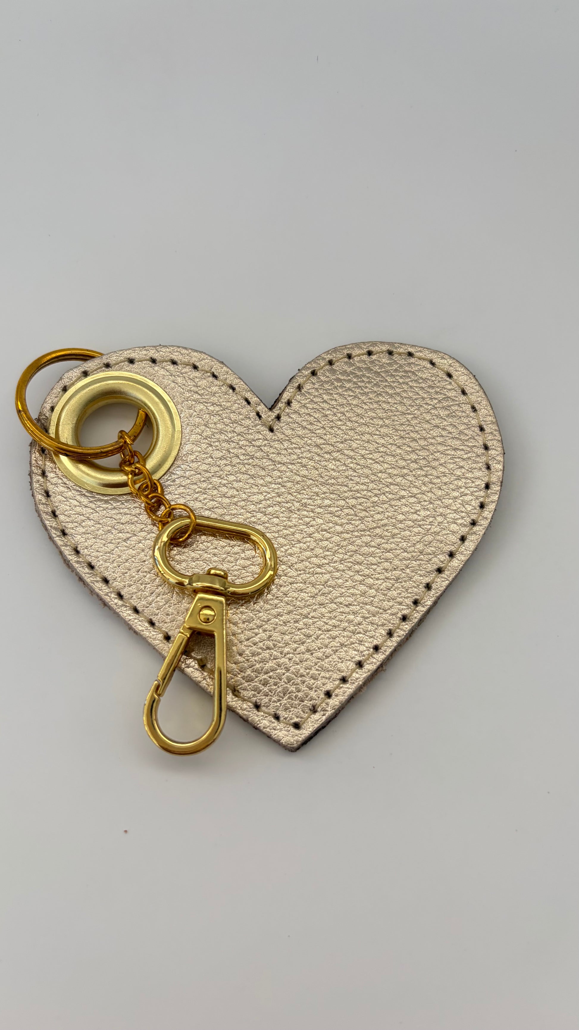 Llavero de cuero corazón Dorado