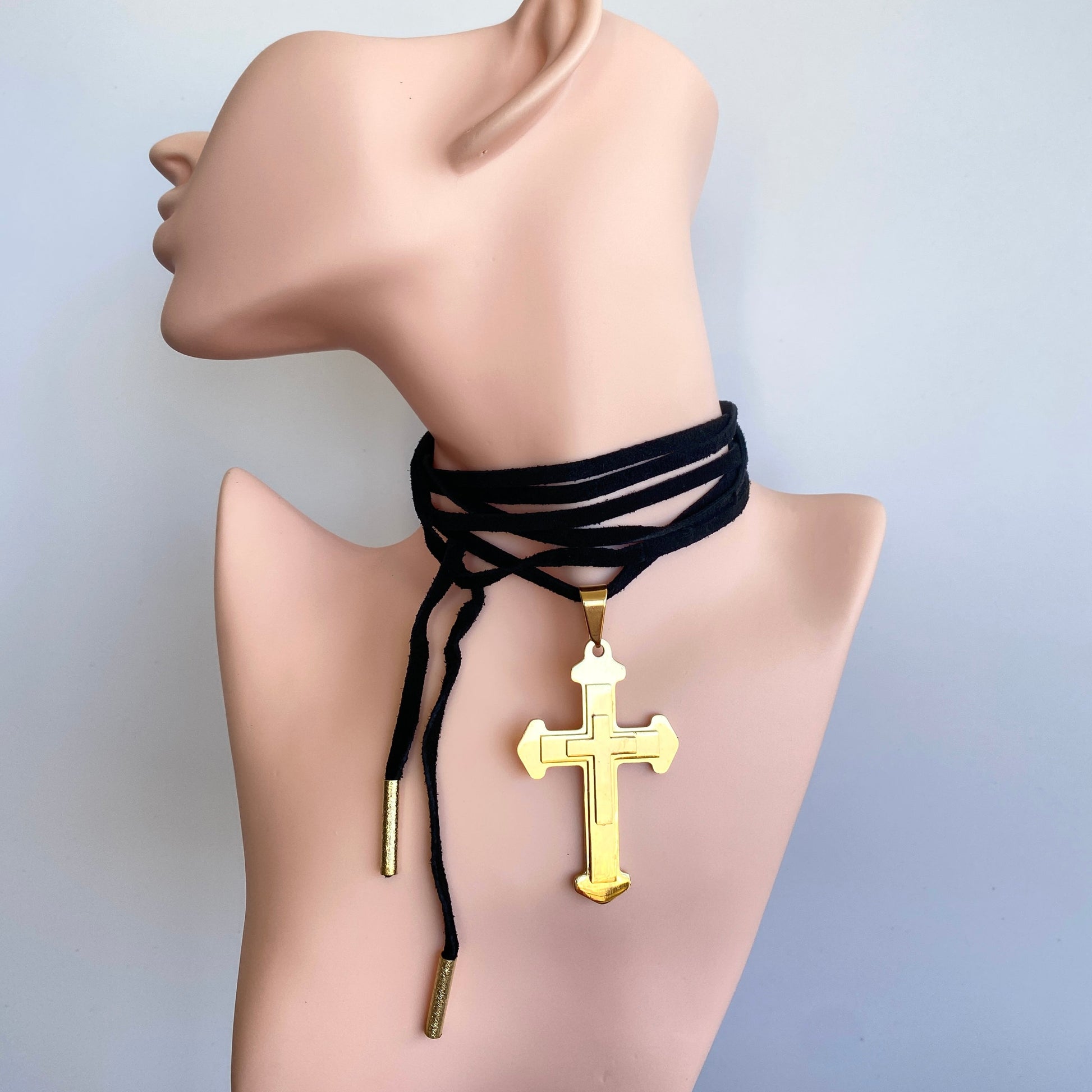 Choker Cuero Negro Dorado