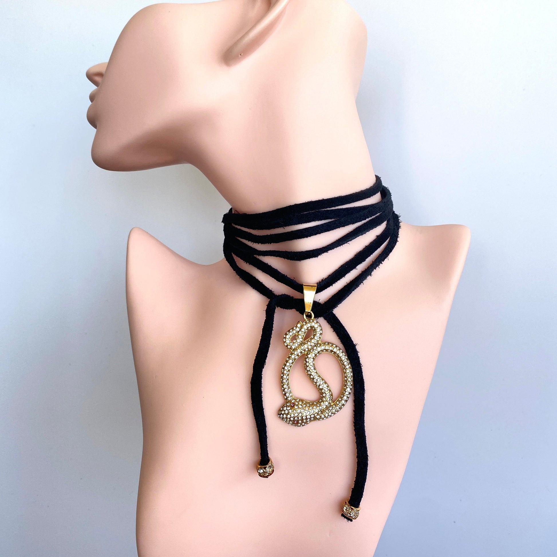 Choker Cuero Negro Dorado