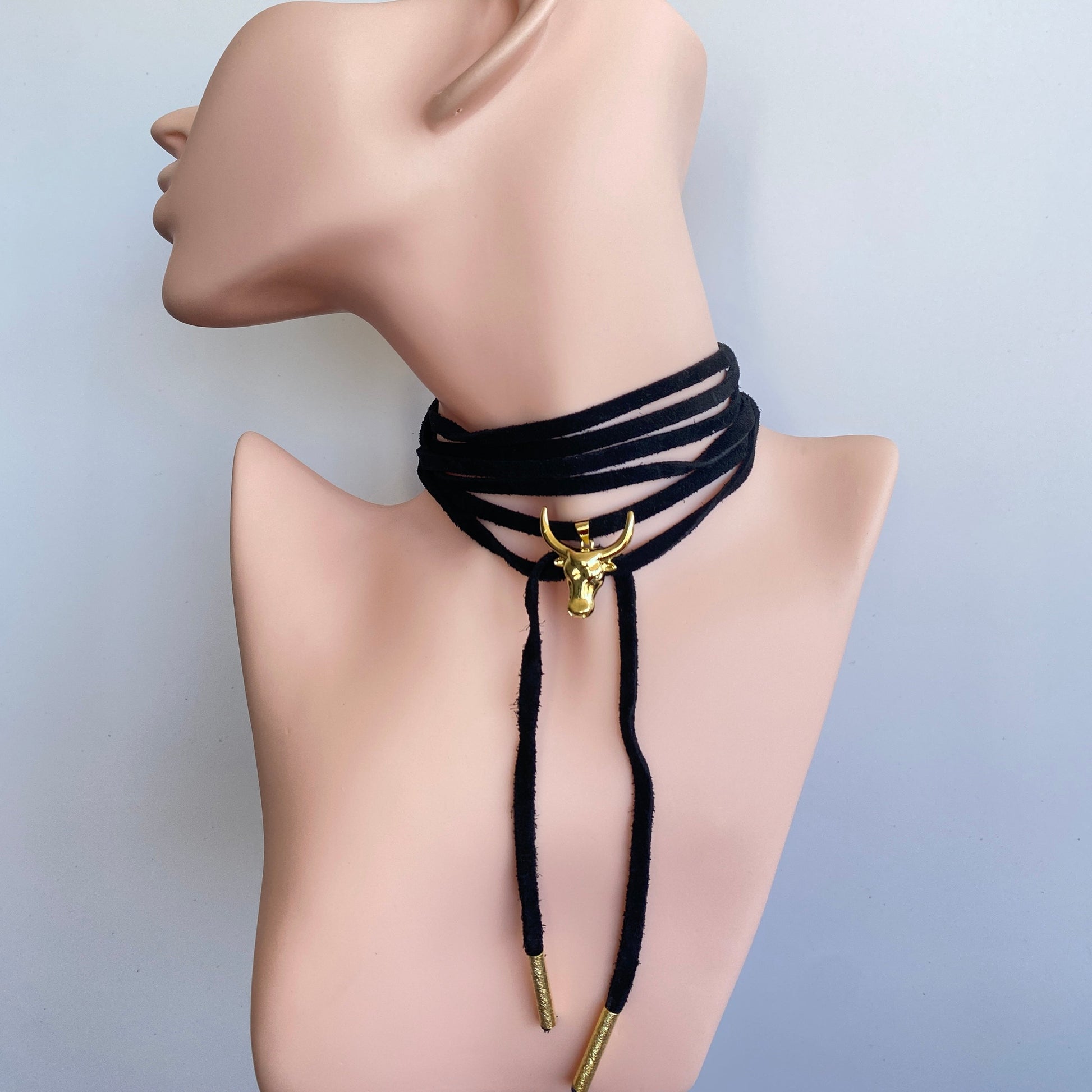 Choker Cuero Negro Dorado